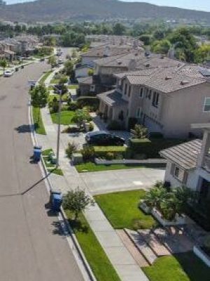 132812549-calle-de-barrio-suburbano-con-grandes-villas-una-al-lado-de-la-otra-en-black-mountain-san-diego