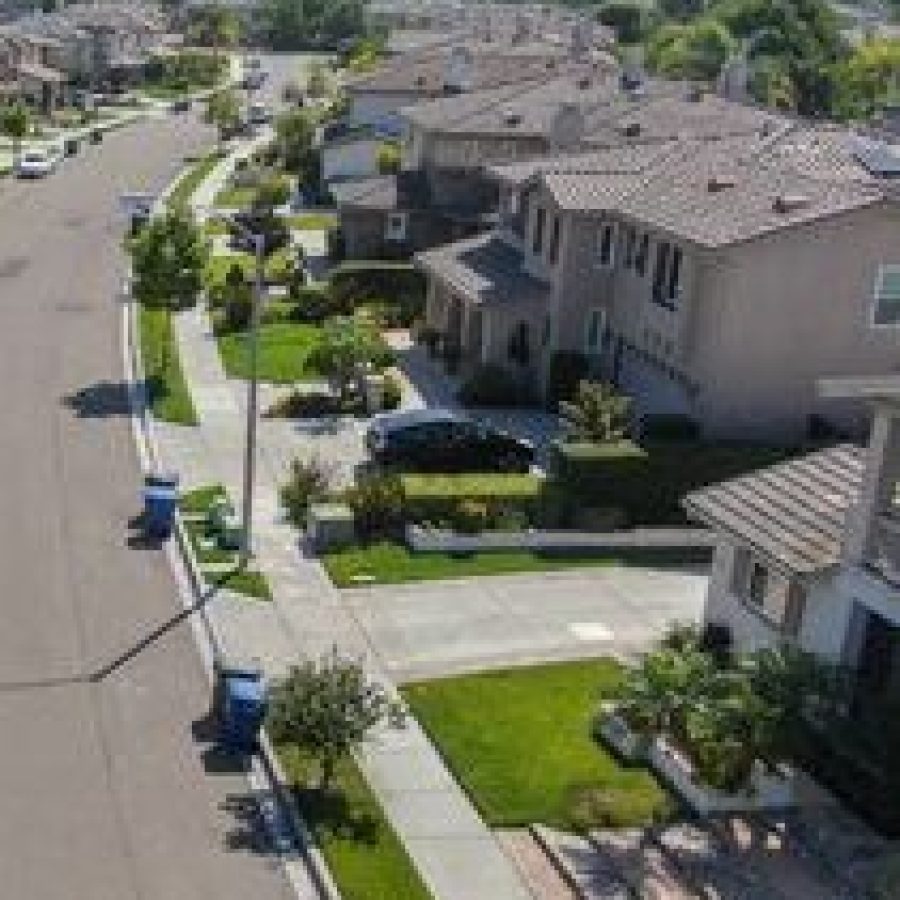 132812549-calle-de-barrio-suburbano-con-grandes-villas-una-al-lado-de-la-otra-en-black-mountain-san-diego