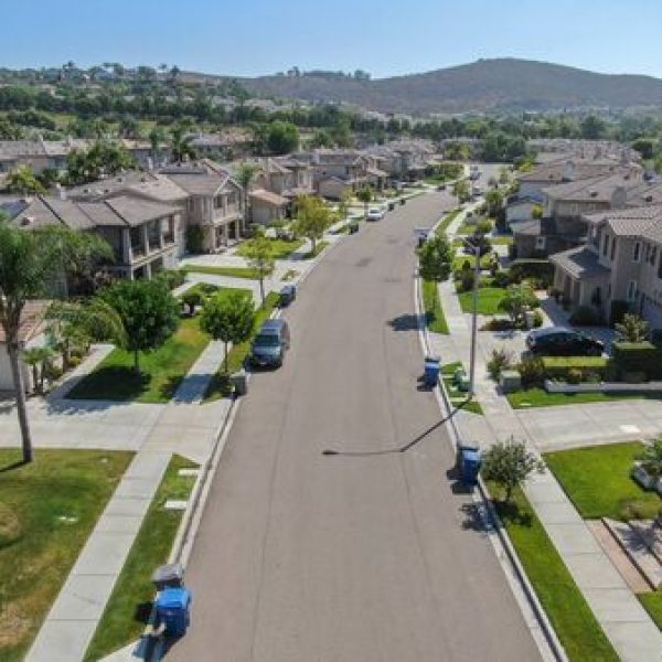 132812549-calle-de-barrio-suburbano-con-grandes-villas-una-al-lado-de-la-otra-en-black-mountain-san-diego